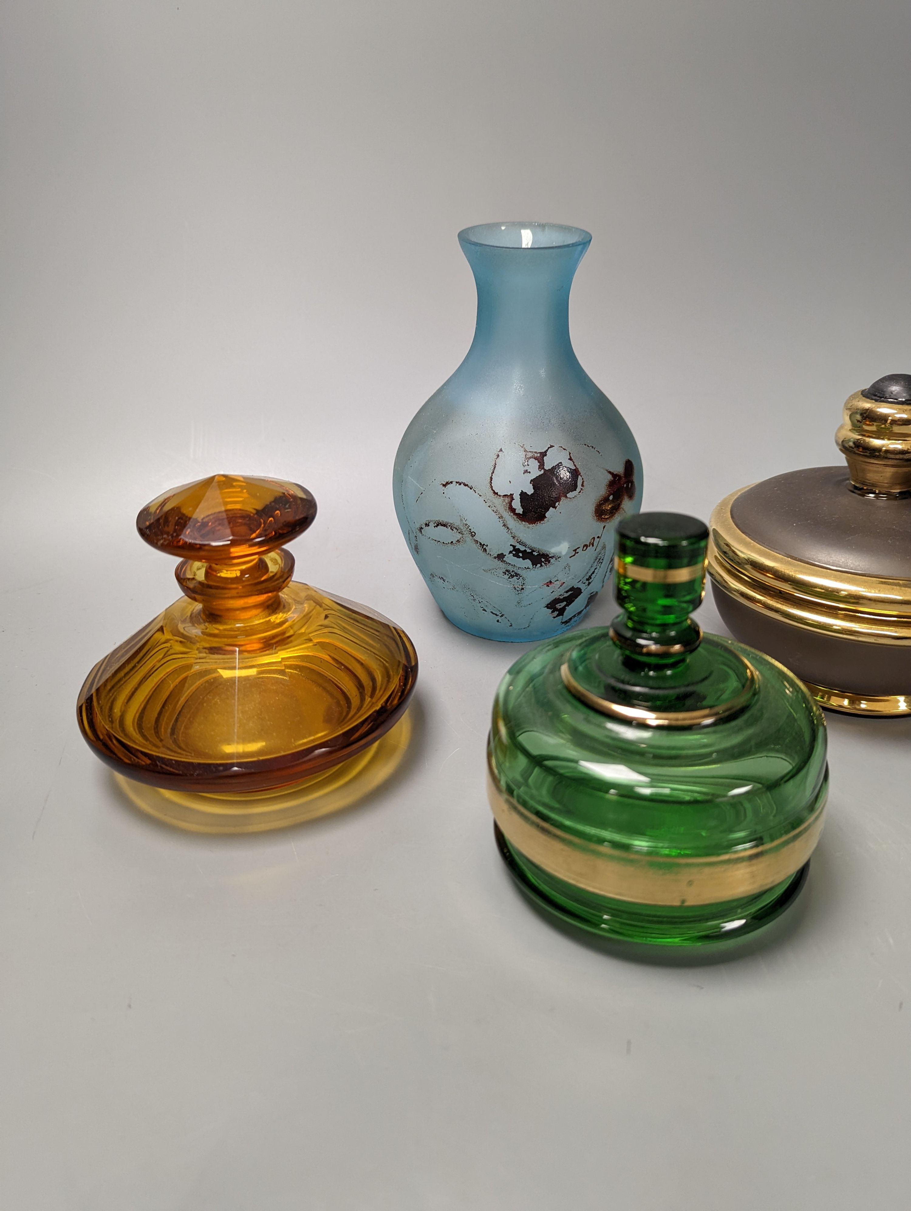 A collection of Art Deco and later glass ware, scent bottles and atomisers, Tallest 20cms high